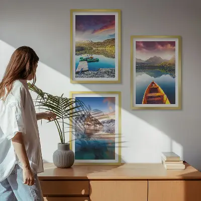 Cadre photo mural avec paysage de lacs montagnes et bateau