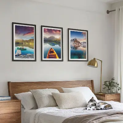 Cadre photo mural avec paysage de lacs montagnes et bateau