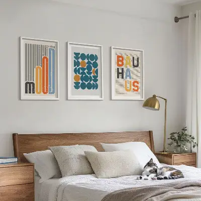 Cadre photo mural avec motifs géométriques style Bauhaus