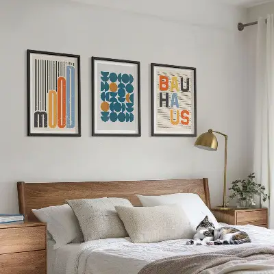 Cadre photo mural avec motifs géométriques style Bauhaus