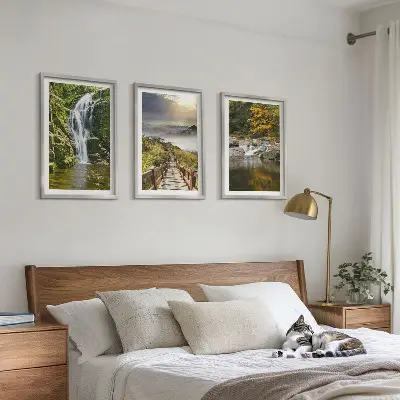 Cadre photo mural célébrant des cascades dans les montagnes sous des nuages en automne