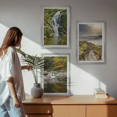 Cadre photo mural célébrant des cascades dans les montagnes sous des nuages en automne