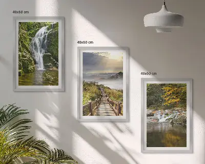 Cadre photo mural célébrant des cascades dans les montagnes sous des nuages en automne