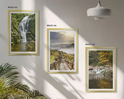 Cadre photo mural célébrant des cascades dans les montagnes sous des nuages en automne
