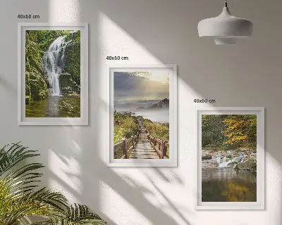 Cadre photo mural célébrant des cascades dans les montagnes sous des nuages en automne