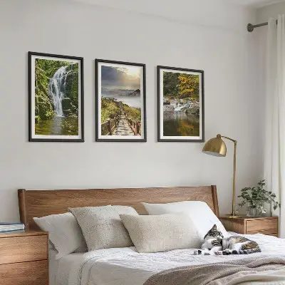 Cadre photo mural célébrant des cascades dans les montagnes sous des nuages en automne