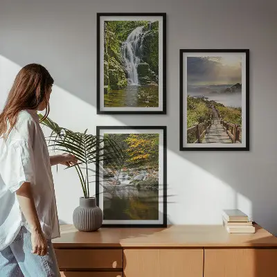 Cadre photo mural célébrant des cascades dans les montagnes sous des nuages en automne
