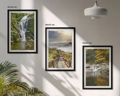 Cadre photo mural célébrant des cascades dans les montagnes sous des nuages en automne