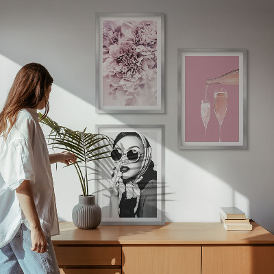 Cadre photo mural Des roses et une dame élégante