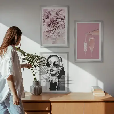 Cadre photo mural représentant des roses et une dame élégante