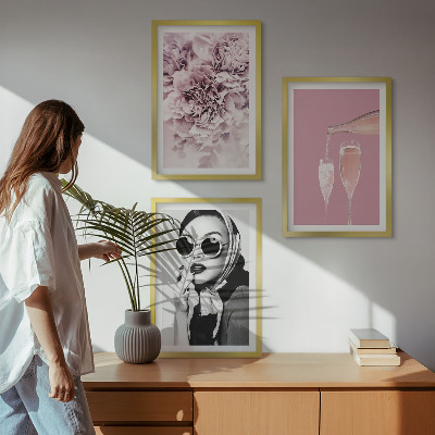 Cadre photo mural Des roses et une dame élégante