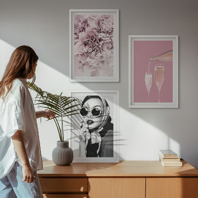 Cadre photo mural Des roses et une dame élégante