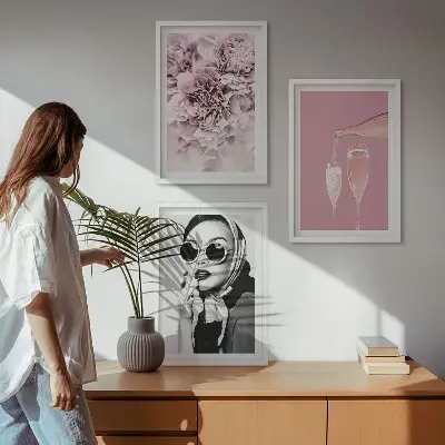 Cadre photo mural représentant des roses et une dame élégante
