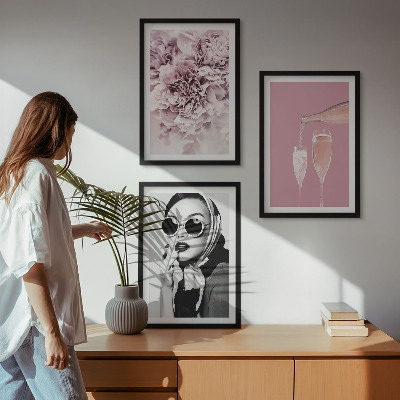 Cadre photo mural Des roses et une dame élégante