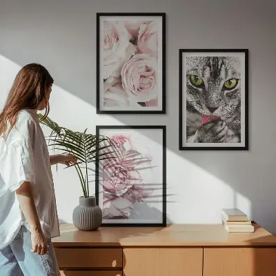 Cadre photo mural motif chat dans des fleurs roses