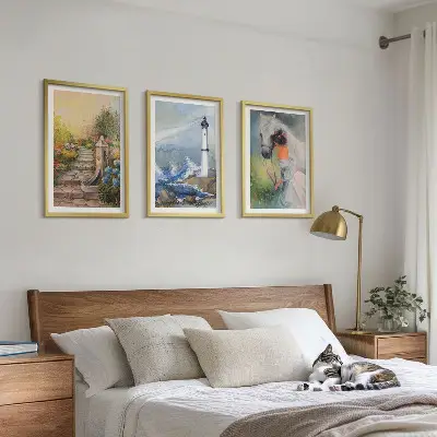 Cadre photo mural avec motif de phare, paysage et fille à cheval