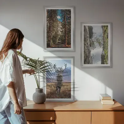 Cadre photo mural représentant une forêt de montagne avec un cerf dans la nature