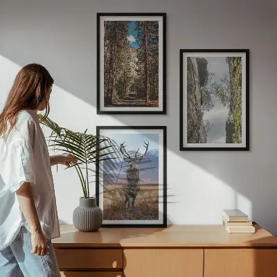 Cadre photo mural représentant une forêt de montagne avec un cerf dans la nature