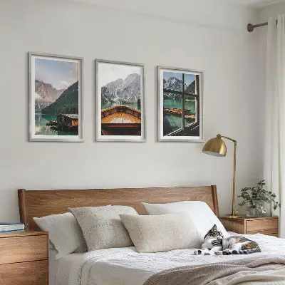 Ensemble de 3 tableaux pour salon représentant des gîtes au bord d'un lac de montagne