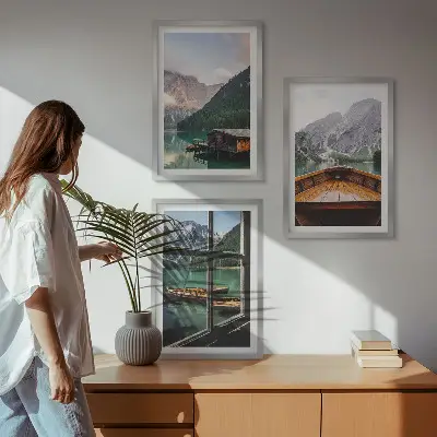 Ensemble de 3 tableaux pour salon représentant des gîtes au bord d'un lac de montagne