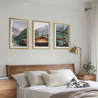 Ensemble de 3 tableaux pour salon représentant des gîtes au bord d'un lac de montagne