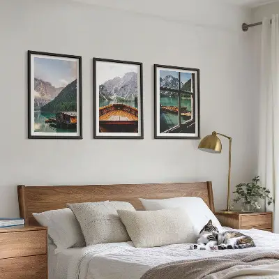 Ensemble de 3 tableaux pour salon représentant des gîtes au bord d'un lac de montagne