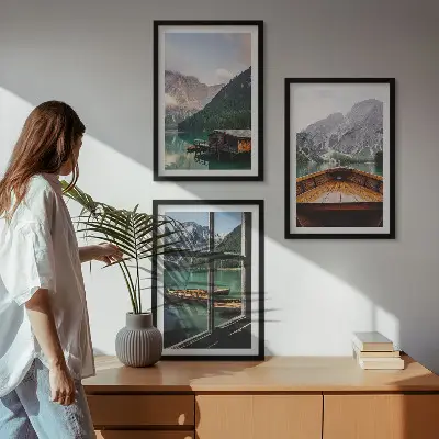 Ensemble de 3 tableaux pour salon représentant des gîtes au bord d'un lac de montagne