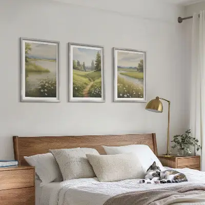 Cadre photo mural représentant un paysage printanier avec une prairie riveraine