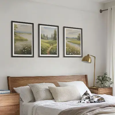 Cadre photo mural représentant un paysage printanier avec une prairie riveraine