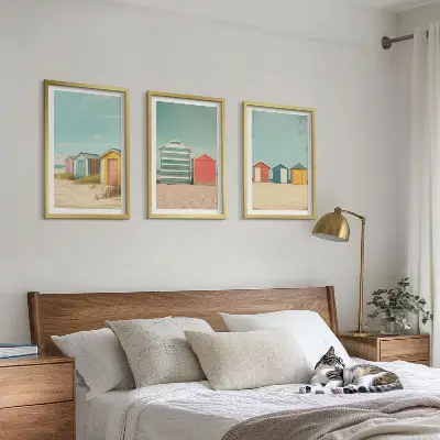 Lot de 3 tableaux pour salon représentant des maisons colorées à la plage sous un soleil radieux