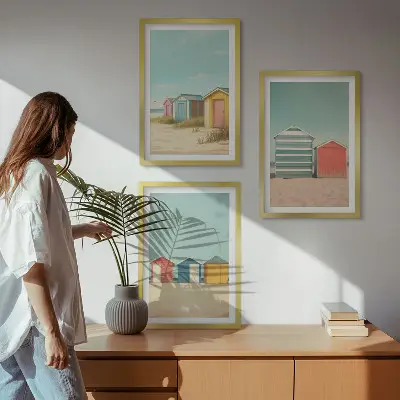 Lot de 3 tableaux pour salon représentant des maisons colorées à la plage sous un soleil radieux