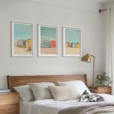 Lot de 3 tableaux pour salon représentant des maisons colorées à la plage sous un soleil radieux