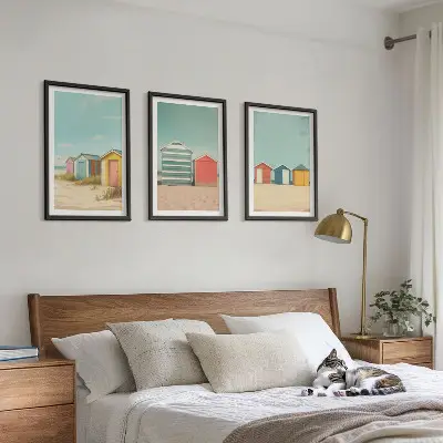 Lot de 3 tableaux pour salon représentant des maisons colorées à la plage sous un soleil radieux