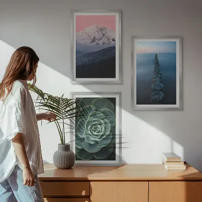 Cadre photo mural représentant des montagnes sous un ciel rose avec de l'eau et des plantes succulentes