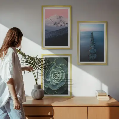 Cadre photo mural représentant des montagnes sous un ciel rose avec de l'eau et des plantes succulentes