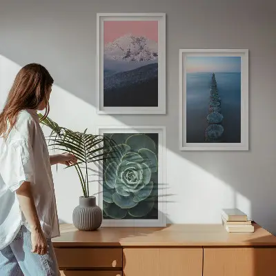 Cadre photo mural représentant des montagnes sous un ciel rose avec de l'eau et des plantes succulentes
