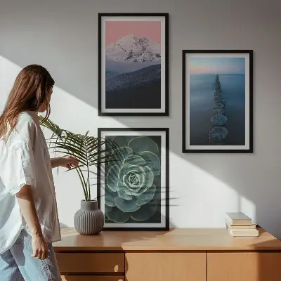 Cadre photo mural représentant des montagnes sous un ciel rose avec de l'eau et des plantes succulentes