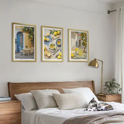 Cadre photo mural motif citrons et limonade devant une porte bleue