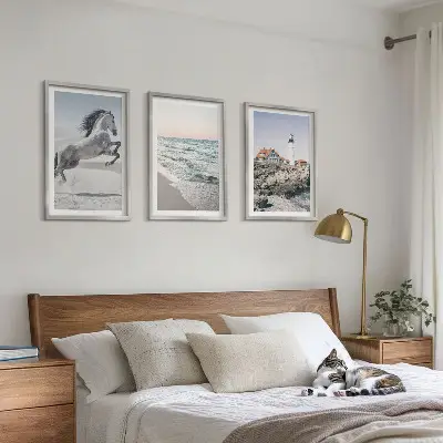 Cadre photo mural chevaux sur la plage avec un phare et des vagues