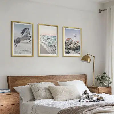 Cadre photo mural chevaux sur la plage avec un phare et des vagues