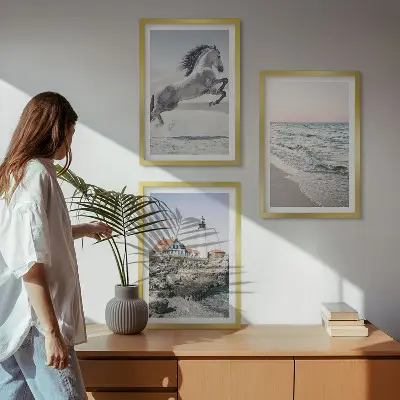 Cadre photo mural chevaux sur la plage avec un phare et des vagues