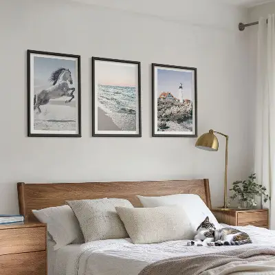Cadre photo mural chevaux sur la plage avec un phare et des vagues