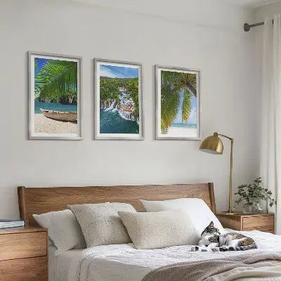 Cadre photo mural plage avec bateau, cascades et palmiers