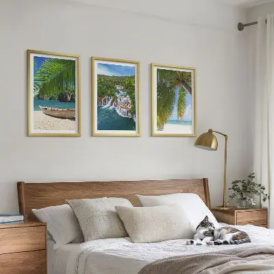 Cadre photo mural plage avec bateau, cascades et palmiers