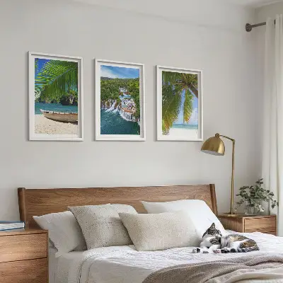 Cadre photo mural plage avec bateau, cascades et palmiers