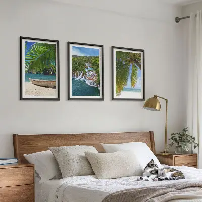 Cadre photo mural plage avec bateau, cascades et palmiers