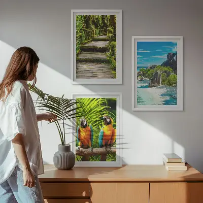 Cadre photo mural représentant une cascade de perroquets dans la forêt tropicale