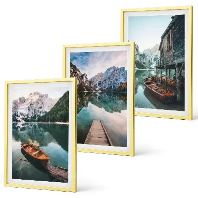 Cadre photo mural représentant un lac avec des montagnes, des bateaux et un chalet