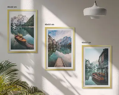 Cadre photo mural représentant un lac avec des montagnes, des bateaux et un chalet