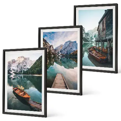 Cadre photo mural représentant un lac avec des montagnes, des bateaux et un chalet